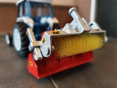 BRITAINS DEETAIL Britains Farm Sweeper Brush 1:32 Link Box Sweeper MOVING PARTS Diecast Tractor