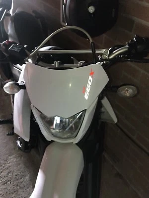 XT660X Riflettente Grafica Adesivo Faro Anteriore Maschera 100mm Bianco & Rosso - Immagine 1 di 2