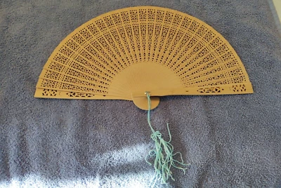 Hermoso abanico de mano recortes decorativos en madera de balsa Foto 1 de 4