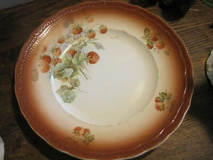 VTG Societe Ceramique Maestricht Holland STRAWBERRY DESIGN W/EMBOSSED RIM PLATE - Picture 1 of 3