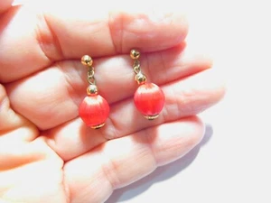 Pendientes colgantes perforados con cuentas envueltas en seda roja de colección - Imagen 1 de 5