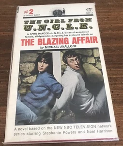 Vintage 1966 THE GIRL FROM UNCLE The Blazing Affair Paperback Book - Imagen 1 de 5