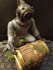 Top Fin Aquarium Diver with treasure chest ornament - Picture 1 of 2