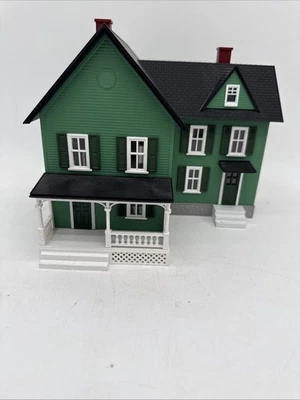 MTH Rail King Green Farm House Dark Green Shutters Building Accessory - Image 1 of 4