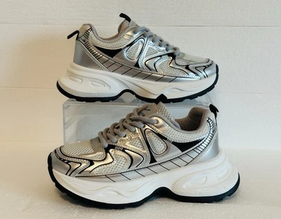 二手 Warrior 运动鞋 – 白色/灰色 – 欧盟 35 码/美国女式 4.5-5 码 — 第 1/4 张图片