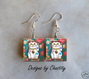 Glückskatze Ohrringe Maneki Neko Scrabble Art Anhänger Chiyogami Washi Japanisch  - Bild 1 von 1