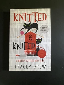 Knitted & Knifed (Book 1: A Knitty Kitties Mystery) by Tracey Drew TPB lg print - Bild 1 von 5