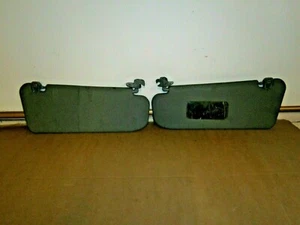 PAR DE PARASOLES DAEWOO KALOS 2004 PATRÓN GRIS CON 1 ESPEJO Y CLIPS - Imagen 1 de 1