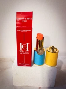 Carolina Herrera Mini Kiss Lip Tint Balm & Yellow/Blue Case ~ Peach Me Balm Neu im Karton - Bild 1 von 3