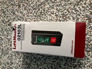Liftmaster 02103L PBS 3-Button Indoor Surface Mount Station with Light - Bild 1 von 3