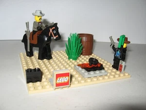 LEGO Retired Western Cowboys from 1996 Sheriff's Showdown W/base plate - Picture 1 of 8