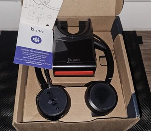 POLY VOYAGER FOCUS 2 UC BLUETOOTH HEADSET USB-A & C WITH CHARGING STAND - Picture 1 of 11