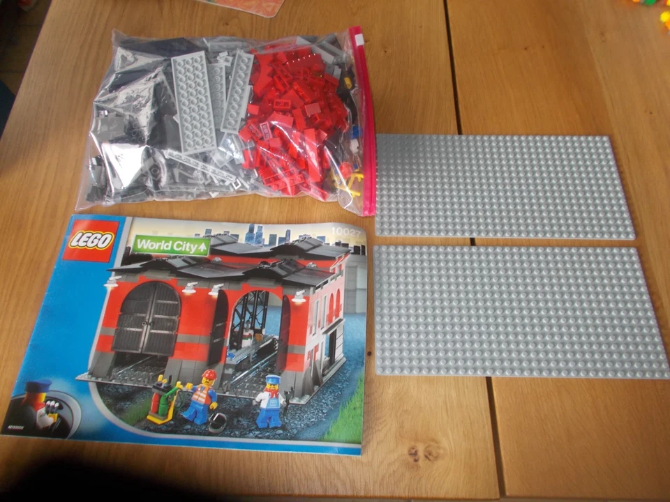 Lego® World City - 10027 - Eisenbahn Lokschuppen - mit Bauanleitung (BA) - Bild 1 von 1