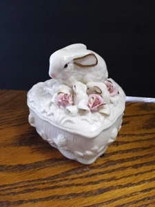 Portagioie a forma di cuore con coniglietti e fiori - Foto 1 di 6
