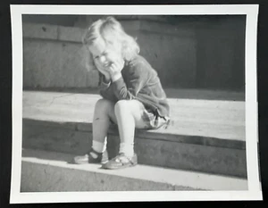 Niña sentada en escalón, Indianápolis, Indiana (década de 1960) - Foto de colección de 5"x4" - Imagen 1 de 1