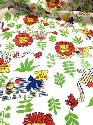 TELA DE ALGODÓN LEONES COLORIDOS Fondo Blanco. 45” 1 yarda + 35” VENDIDO COMO UNA SOLA PC Foto 1 de 3