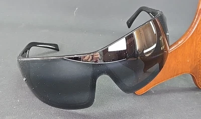 Gafas de sol Maui Jim Nunui negras con lentes grises envolventes (MJ512-02) Foto 1 de 4