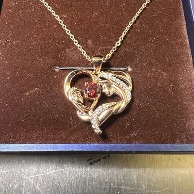 Collar Corazón Oro Rosa Día de la Madre Madre Madre Sosteniendo Bebé Niño con Granate Rojo  Foto 1 de 4