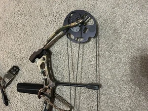 Bear Encounter Right Hand Compound Bow - Picture 1 of 6
