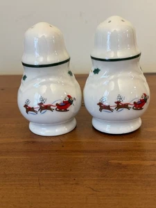Vintage Pfaltzgraff Salz & Pfefferstreuer Weihnachten Schnee Dorf Weihnachtsmann Schlitten Hirsch - Bild 1 von 9