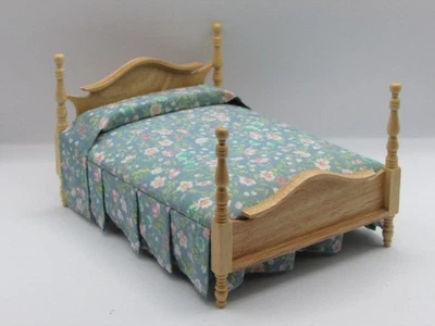 Кукольный домик миниатюрная двуспальная кровать дуб с синей тканью постельное белье CLA10757 - Изображение 1 из 4