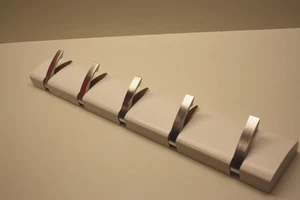 Wandgarderobe Garderobenleiste FLIP 5 HOOK mit 5 klappbaren Haken weiß / Silber - Bild 1 von 3