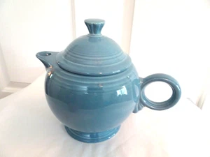 Tetera azul Fiestaware Periwinkle ~ azul claro 32 oz. Artículos de fiesta - Imagen 1 de 9