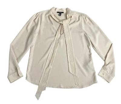 Top Forever 21 para mujer mediano beige chifón encaje lazo cuello imitación perla puño con botones Foto 1 de 4