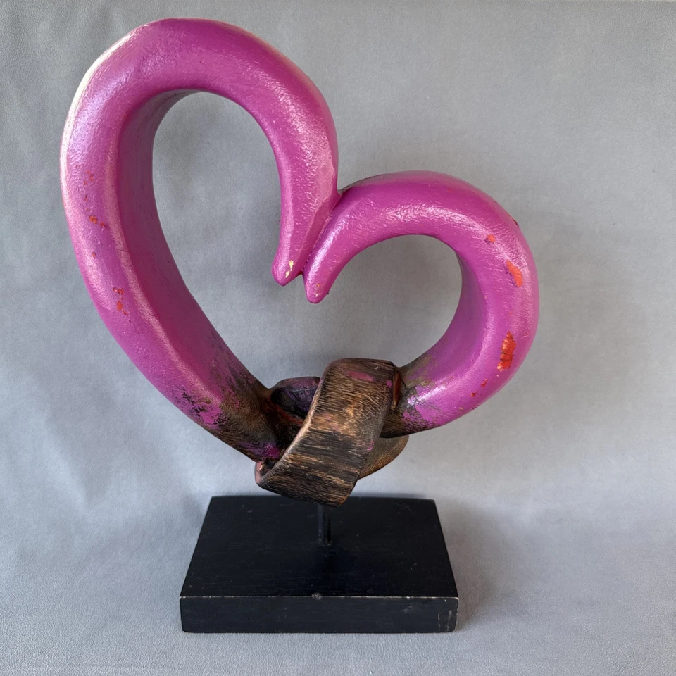 Escultura artesanal de nudo de corazón de madera - rosa oscura / magenta. Base negra 12x6x3 Foto 1 de 4