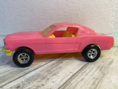 Coche de juguete de plástico vintage Tootsietoy 1965 Ford Mustang GT 350 Fastback rosa amarillo Foto 1 de 4