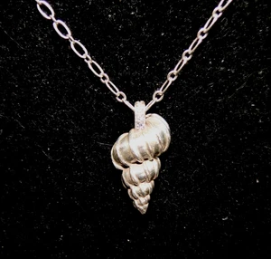 Collana con ciondolo Brighton Shells Around The World argento e cristallo nuova con etichette $82 - Foto 1 di 4