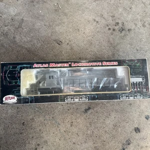 Atlas HO Master Silver GP-38 Locomotive High Nose #8990 Undecorated DCC Equipped - Picture 1 of 7