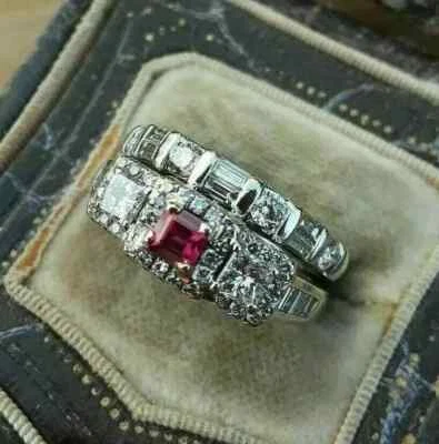 Conjunto de anillo de compromiso nupcial de rubí creado en laboratorio de 3 quilates acabado en oro blanco de 14 quilates Foto 1 de 4