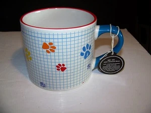 Taza Jumbo AKC Patas Multicolores sobre Fondo Cuadrícula Azul 20 fl.oz. - Imagen 1 de 5
