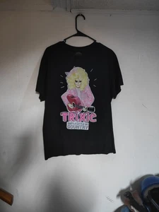 TRIXIE MATTEL She’s A Little Bit Country T-Shirt Large Drag Queen L kleines Loch - Bild 1 von 6
