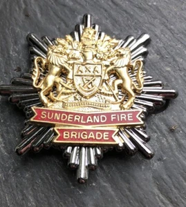SUNDERLAND FEUERWEHR MÜTZENABZEICHEN VERGOLDET WAPPEN - Bild 1 von 2
