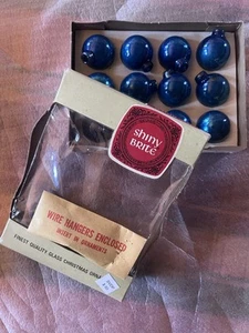 Box (12) Vintage blau silber glänzend Brite kleine Weihnachtsschmuck Kugeln Neu aus altem Lagerbestand Feder - Bild 1 von 5