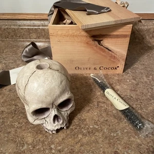 Cabeza de calavera de oliva y cacao en una caja con vela - Imagen 1 de 10
