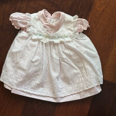Vestido Bebé Vintage C. I. Castro Rosa Bordado Blanco Ojales Encaje Delantal 6 Mo Foto 1 de 4