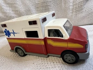 Angetrieben von Battat - Krankenwagen - Spielzeug-LKW mit funktionierenden EMG-Lichtern und Sirenen!! - Bild 1 von 8