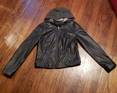 Abrigo chaqueta de moto negra de cuero sintético New Look para mujer Lrg con bolsillos con cremallera Foto 1 de 4