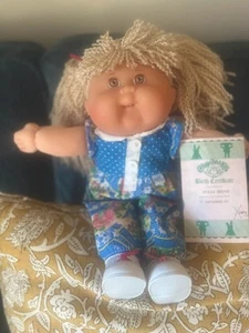1985 Cabbage Patch Puppe, Julia Irene mit Geburtsurkunde 1. September 1985 Sehr guter Erhaltungszustand + - Bild 1 von 10