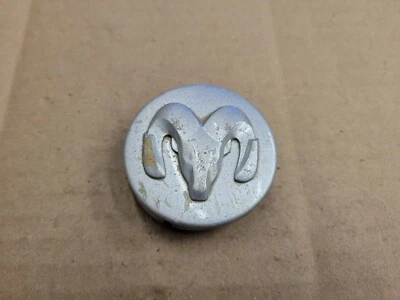 Tapa central plateada Dodge OEM 2002-2007 Caravan Calibre Nitro Stratus 0WG23TRMAA Foto 1 de 3