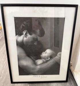 Pride & Joy Billy Carter Mann & Baby s/w Foto Poster Druck gerahmt 90er Athene? - Bild 1 von 7