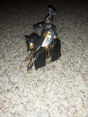 Caballo marrón medieval Schleich 2003 con caballero. Negro y oro retirado Foto 1 de 3