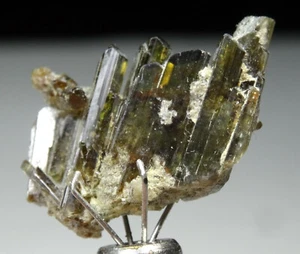 NATÜRLICHER EPIDOT -13 KARAT EPIDOT KRISTALL AUS PAKISTAN, (Vis-238) - Bild 1 von 10