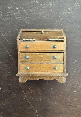Cómoda miniatura de madera vintage escala 1:12 para casa de muñecas con tapa con bisagras usada en excelente estado Foto 1 de 4
