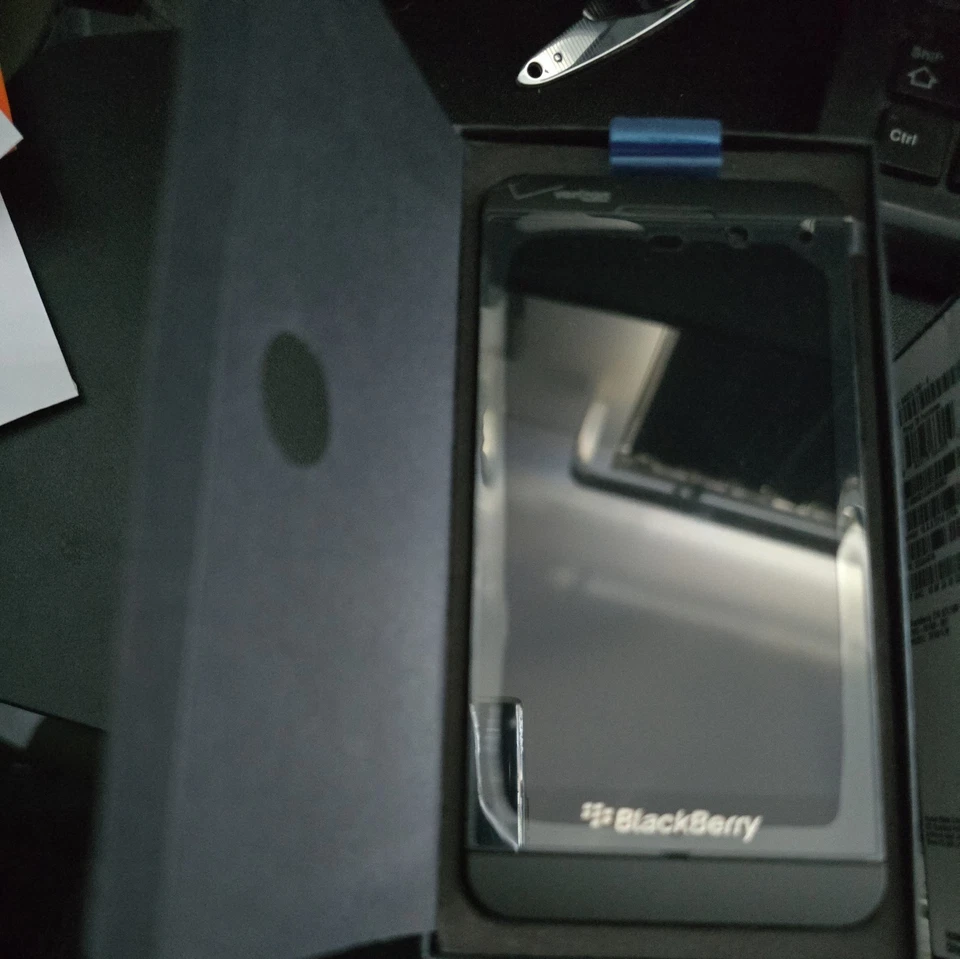 BlackBerry Z10 - 16 GB - Black (Verizon) - Image 1 of 3
