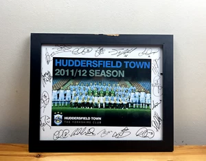 HUDDERSFIELD TOWN SAISON 2011/12 SPIELER SIGNED HANDSIGNIERT GERAHMTES FOTO - Bild 1 von 7