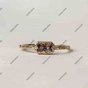 Anello baguette, anello solitario vintage in filigrana, anello con zirconi marroni. - Foto 1 di 6